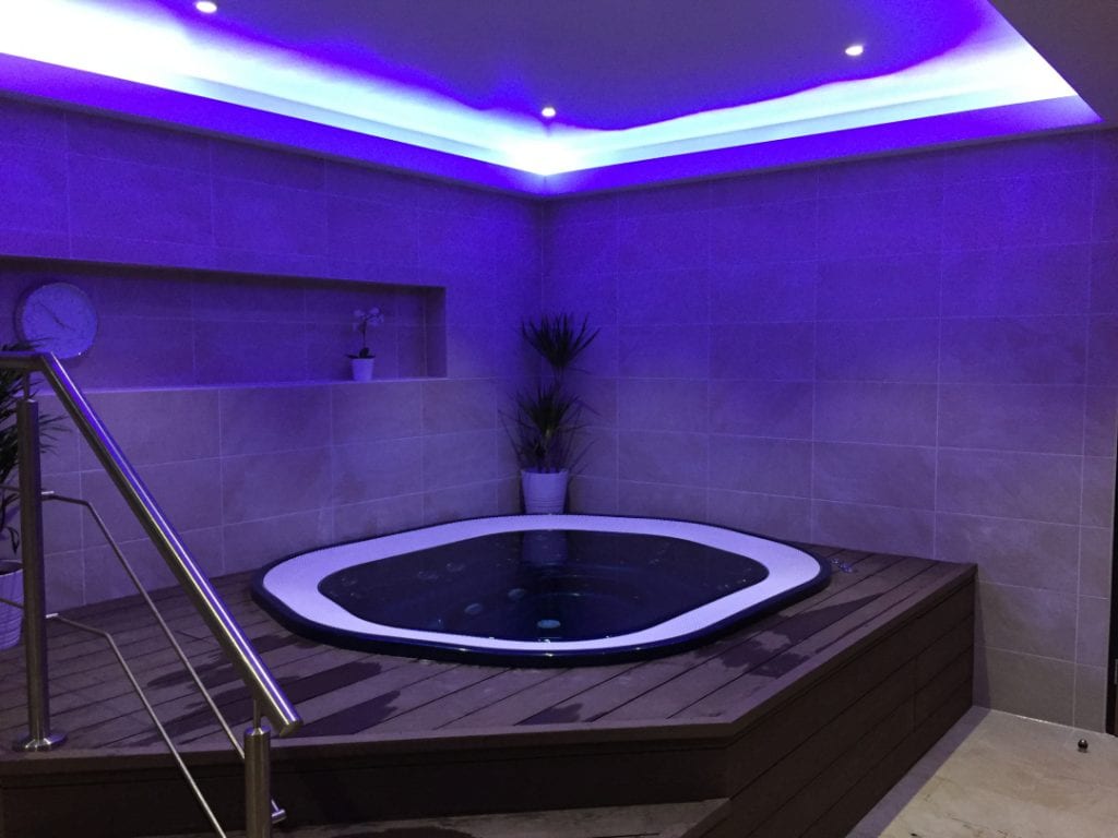 Hot Tub With Luminous Lighting - Spa at Cambridge Innovation Parks